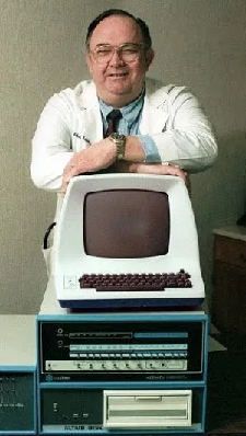 Altair 8800 - первый коммерчески успешный персональный компьютер с автором Эдвардом Робертсом